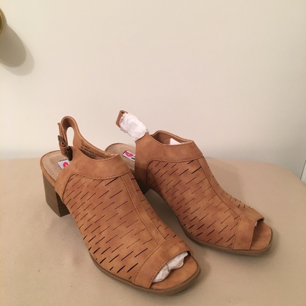 😁SOLD 😁 Ladies Shoes by 2Lips Too